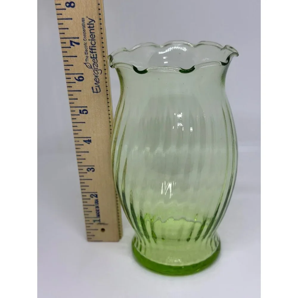 VTG Emerald Green Glass Vase Swirl Pattern Ruffled‎ Edge 3.5x6.5 Tabletop Decor